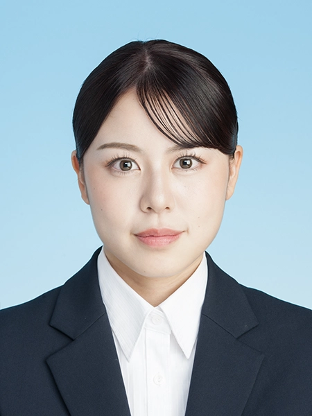 就活証明写真を真顔で撮影した例